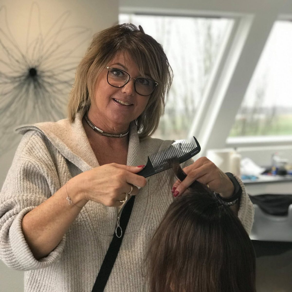 Yasmine L’Huillier, fondatrice de Hair System, en cabine privée à l’institut de Vendenheim